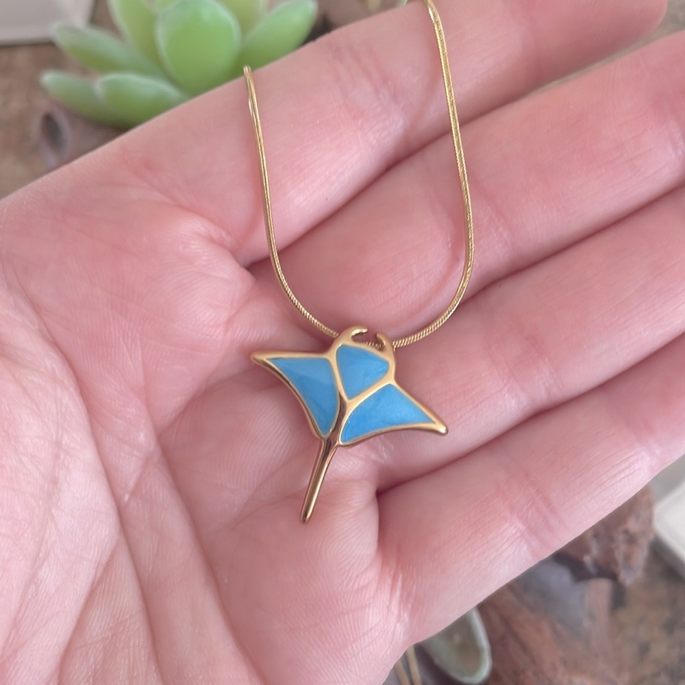 Manta Ray Gold Necklace - Picture 8 of 8